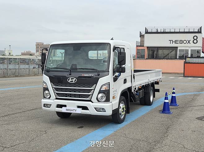 11년만에 나온 현대자동차 상용차 새 모델 ‘더 뉴 2027 마이티’가 지난 7일 인천 상상플랫폼에서 시승 주행을 하고 있다. 박홍두 기자