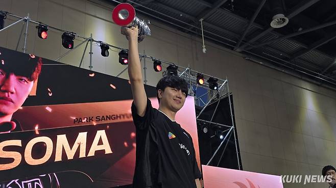 박상현이 24일 고양시 킨텍스 제1전시장 PLAYX4 행사장에서 열린 ‘ASL 시즌21’ 이영호와의 결승전을 승리한 뒤 세리머니를 펼치고 있다. 김영건 기자