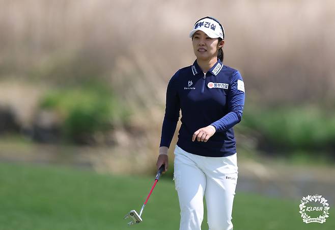 퍼팅을 마친 뒤 이동하고 있는 김수지. 사진 제공=KLPGA