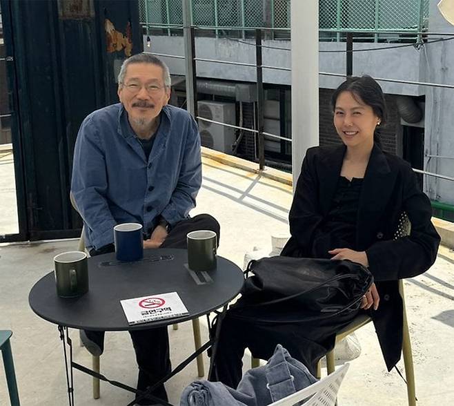 행사장에서 사진을 촬영중인 홍상수 감독(왼쪽)과 배우 김민희. 온라인 커뮤니티.