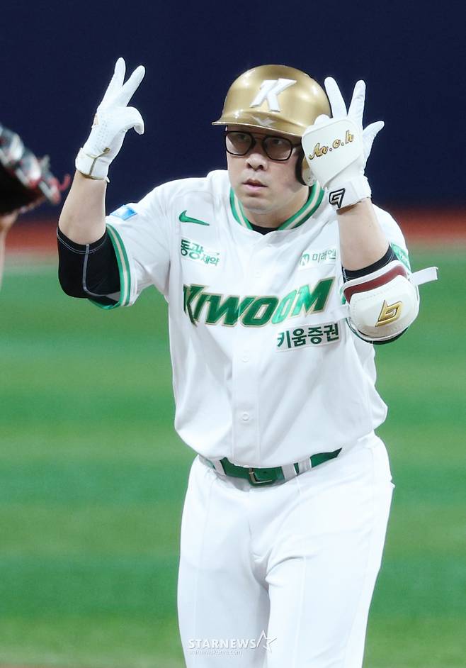 2026 신한 SOL KBO리그 키움 히어로즈 대 SSG 랜더스 경기가 21일 서울 고척스카이돔에서 열렸다. 키움 안치홍이 1회말 1사에서 우월 2루타를 날리고 출루한 후 세리머니를 하고 있다. /사진=김진경 대기자