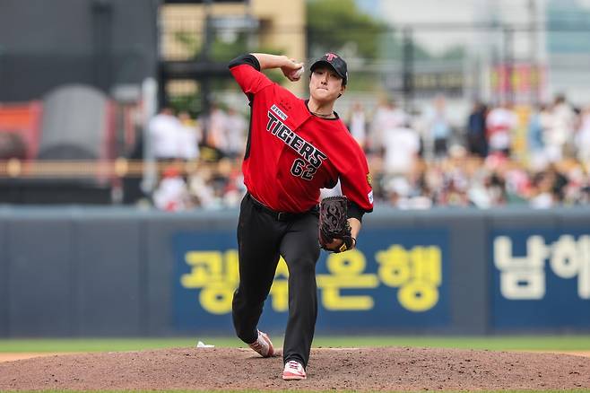 24일 오후 광주-KIA챔피언스필드에서 열린 '2026 신한 SOL KBO리그' SSG 랜더스와 KIA 타이거즈의 경기, KIA가 3:2로 승리하며 주말 3연전을 싹쓸이했다. 정해영은 9회초 구원 등판해 2실점하긴 했지만, 1점 차 리드를 지켜내며 세이브를 달성했다. 이로써 정해영은 KBO리그 역대 12번째 150세이브를 기록했다. KIA 타이거즈