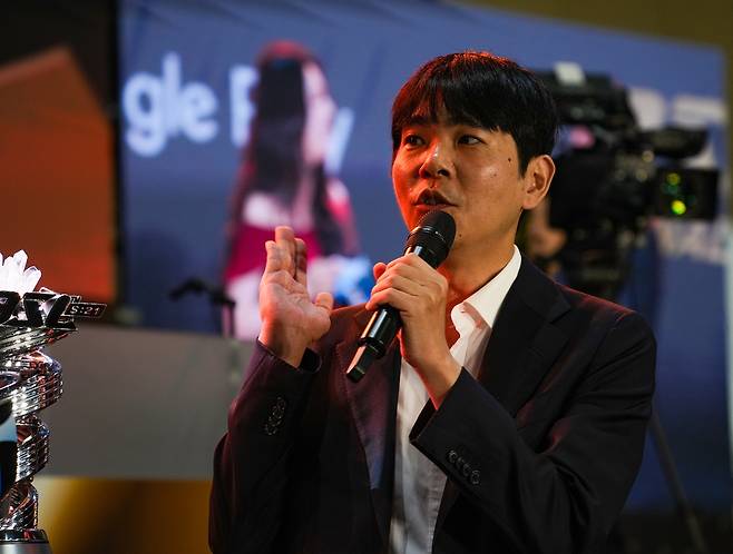 이세돌 9단, 스타크래프트 결승전 깜짝 등장 (고양=연합뉴스) 김주환 기자 = 프로바둑 이세돌 9단이 24일 SOOP이 주최한 '스타크래프트 리마스터' 대회 ASL 시즌21 결승전 현장 무대에서 팬들에게 인사하고 있다. 2026.5.24 jujuk@yna.co.kr
