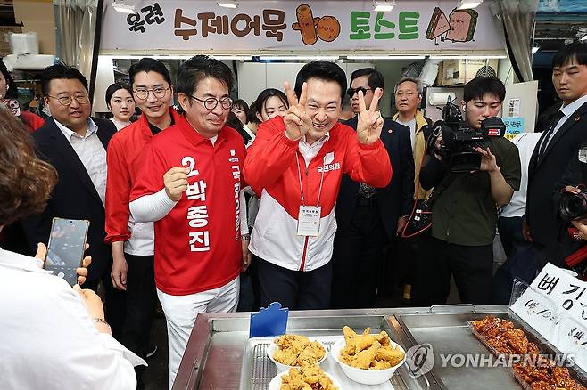 인천 지원 유세 나선 장동혁 대표 (인천=연합뉴스) 황광모 기자 = 국민의힘 장동혁 대표가 24일 인천광역시 연수구 옥련시장을 찾아 시민들과 인사하고 있다. 2026.5.24 hkmpooh@yna.co.kr