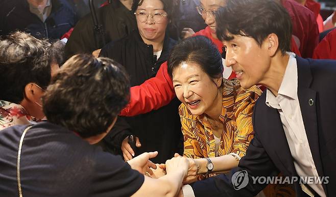 대구 칠성시장 찾은 박근혜 전 대통령 (대구=연합뉴스) 윤관식 기자 = 박근혜 전 대통령이 23일 국민의힘 추경호 대구시장 후보의 지원 유세를 위해 대구 북구 칠성시장을 찾아 시민과 상인들에게 인사하고 있다. 2026.5.23 psik@yna.co.kr