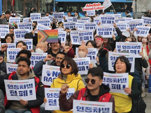 지난 3월 15일 서울 종로구 보신각 앞에서 열린 세계 인종차별 철폐의 날 기념대회에서 이주노동자와 참가자들이 구호를 외치고 있다. <연합뉴스>