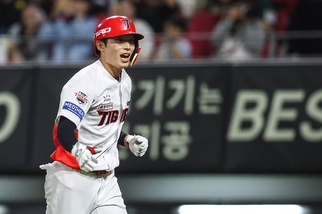 KIA 타이거즈 김호령이 지난 22일 SSG와의 홈 경기 6회말 역전 투런 홈런을 터뜨린 뒤 베이스를 돌고 있다. /사진=KIA 구단 제공