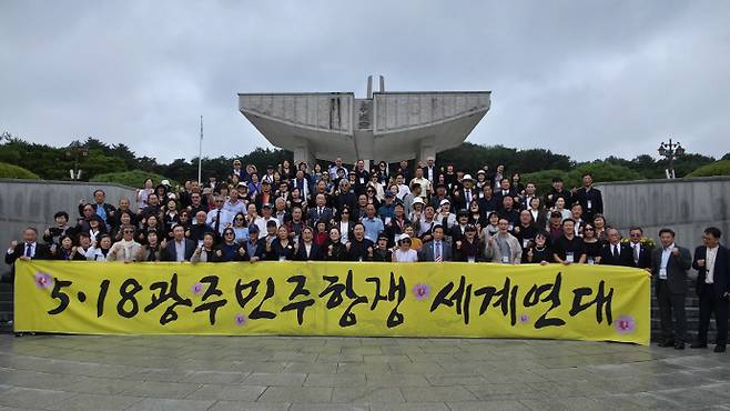지난해 10월 5·18 광주국립묘역을 참배한 5·18광주세계연대 해외동포들. /5·18광주세계연대 제공