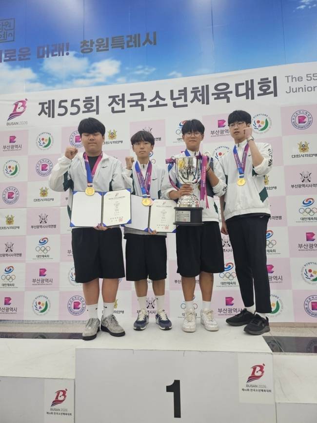 (왼쪽부터)김성준·백성민·오승재·김민성이 남자15세이하부 공기권총단체에서 금메달 딴 뒤 기념 촬영을 하고 있다. /봉공중학교 사격부