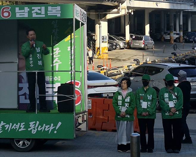 “도의원 3선 경륜, 울릉 위해 온몸 던질 것”… 무소속 남진복 울릉군수 후보가 도동항 일원에서 유세차를 타고 지지세를 확산하고 있다. 선거운동 기간 내내 육지에서 입도해 남 후보의 곁을 든든히 지키고 있는 아내와 딸이 유세단원으로 함께하며 군민들을 향해 절박한 한 표를 당부하고 있다. /울릉군 주재 공동취재단