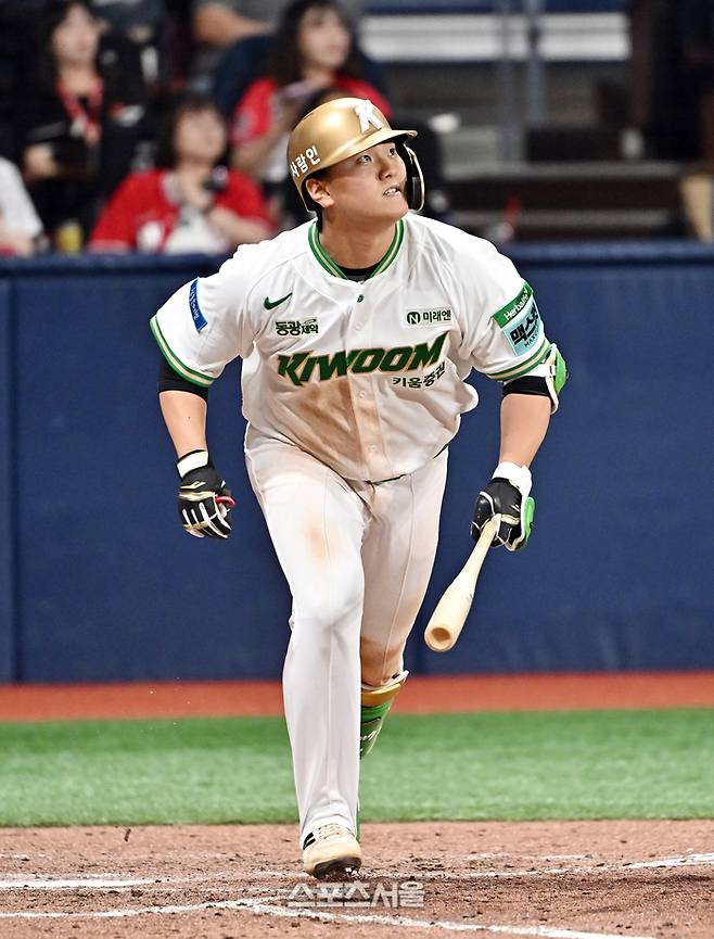 키움 김건희가 19일 서울 고척스카이돔에서 열린 2026 KBO리그 SSG전 7회말 무사 2-3루 상황에서 SSG 이로운을 상대로 동점 1타점 적시타를 치고 있다. 고척 | 박진업 기자 upandup@sportsseoul.com