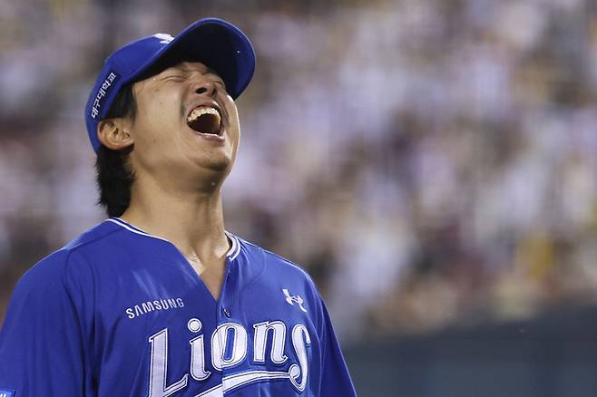 삼성 양창섭이 14일 서울 잠실구장에서 열린 2026 KBO리그 정규시즌 LG전에 선발 등판해 5회 위기를 넘긴 후 포효하고 있다. 사진 | 삼성 라이온즈