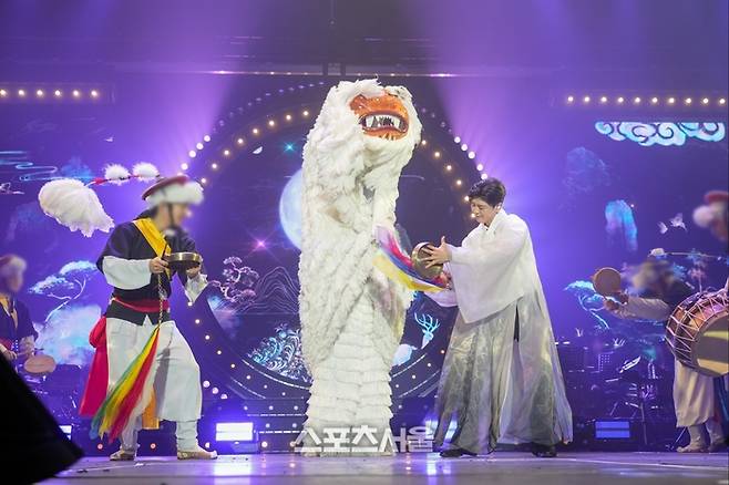 가수 박지현이 쇼맨쉽 시즌2 인천공연에서 국악메들리를 선보이고 있다