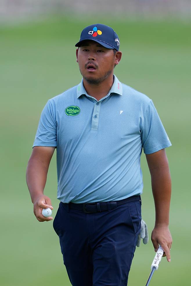 Si Wook Kim, of South Korea, walks off the 10th hole during the final round of the CJ Cup Byron Nelson golf tournament in McKinney, Texas, Sunday, May 24, 2026. (AP Photo/Tony Gutierrez)
<저작권자(c) 연합뉴스, 무단 전재-재배포, AI 학습 및 활용 금지>
