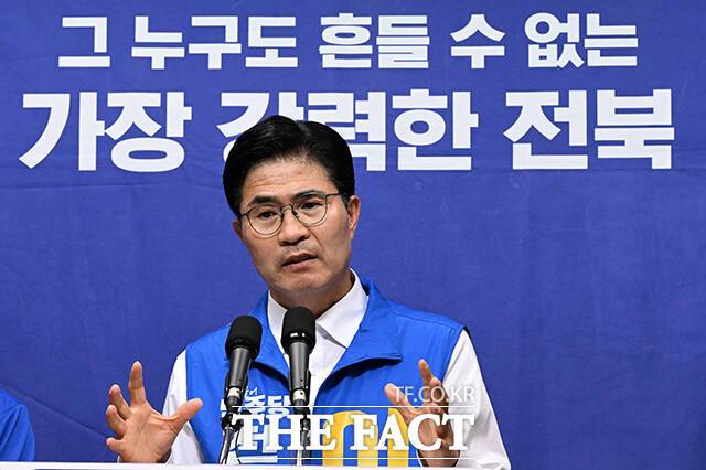 이원택 더불어민주당 전북도지사 후보가 21일 오후 전북도의회에서 열린 기자회견에 참석해 공약발표를 한 뒤 취재진의 질의에 답변하고 있다. /전주=김성렬 기자