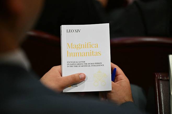 교황 레오 14세가 발표한 회칙 ‘마니피카 후마니타스’(Magnifica Humanitas·위대한 인간성) 책자./로이터 연합뉴스