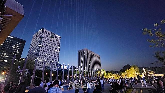 23일 저녁 시민 및 관광객들이 서울 광화문광장 감사의 정원 내 '감사의 빛 23'에서 휴식을 취하거나 사진을 찍고 있다. ⓒ데일리안 진현우 기자