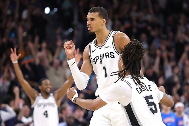 샌안토니오 웸반야마가 25일 오클라호마와의 2025~26 NBA 서부콘퍼런스 결승 4차전 2쿼터 중 득점을 터뜨린 뒤 환호하고 있다. AFP=연합뉴스