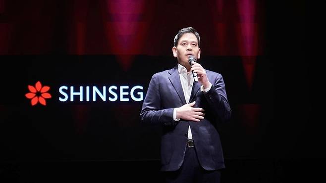 정용진 신세계그룹 회장이 공개 행사에서 발언하고 있다. 스타벅스 ‘탱크데이’ 논란이 확산하는 가운데, 정 회장은 26일 직접 대국민 사과에 나설 예정이다. (신세계그룹 제공)