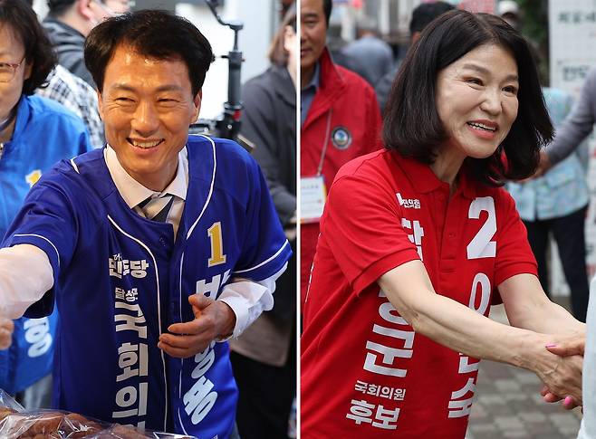 더불어민주당 박형룡 달성군 국회의원 보궐선거 후보(왼쪽)와 국민의힘 이진숙 달성군 국회의원 보궐선거 후보가 21일 대구 달성군 화원시장을 찾아 시민들에게 인사하고 있다. 연합뉴스
