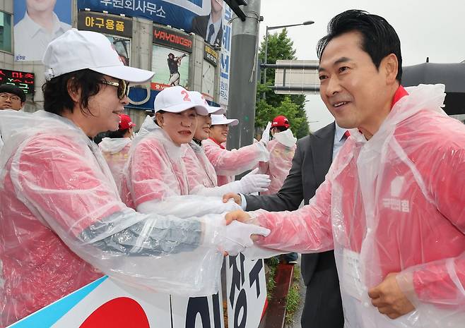 장동혁 국민의힘 상임선거대책위원장이 6.3 지방선거 공식 선거운동 첫 날인 21일 대전 중구 태평오거리에서 선거운동원을 격려하고 있다. 뉴스1