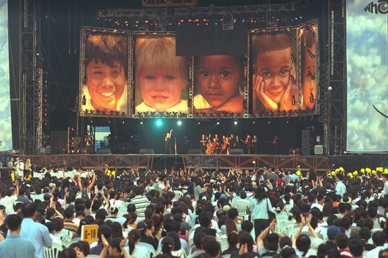 1999년 6월 25일 밤 서울 잠실종합운동장 주경기장에서 열린 '마이클 잭슨과 친구들' 공연