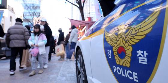지난해 12월 25일 크리스마스 인파가 몰린 서울 명동 거리에 경찰차가 세워져 있다. 경찰은 주요 관광지와 축제장 등 다중 인파가 예상되는 지역에 경력을 집중 배치했다. 뉴스1