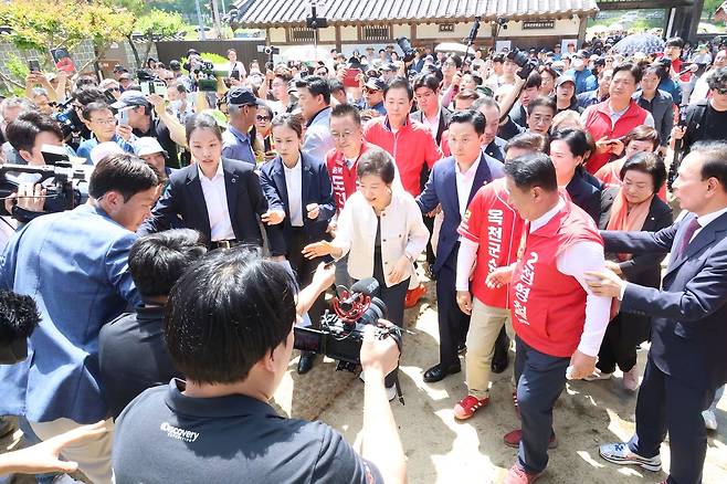 박근혜 전 대통령이 25일 모친인 육영수 여사의 충북 옥천 생가를 방문해 둘러보고 있다. 연합뉴스