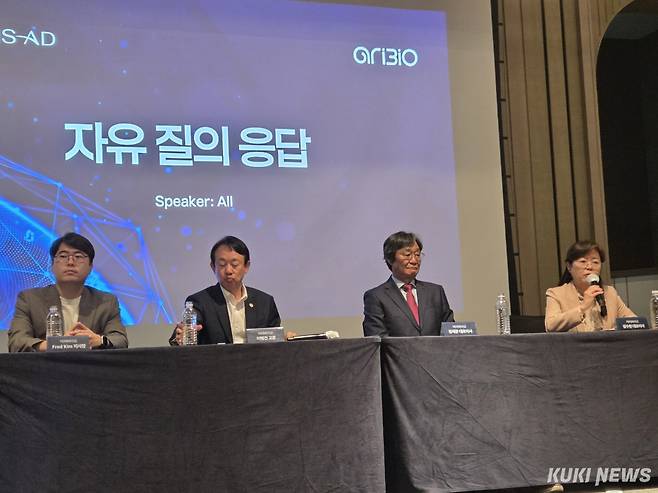 성수현 아리바이오 공동대표가 18일 기자간담회에서 기자의 질의에 답하고 있다. 신대현 기자