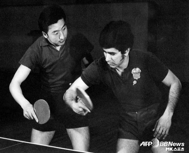 1971년 4월. 중국 탁구 선수가 미국 탁구 선수에게 무언가를 이야기하고 있다. 사진=AFPBBNews=News1