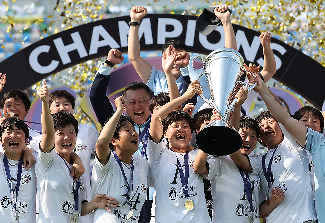 5월 23일 수원 장안구 수원종합운동장에서 열린 아시아축구연맹(AFC) 여자 챔피언스리그(AWCL) 결승 내고향여자축구단과 도쿄 베르디 벨레자의 경기. 우승한 내고향 김경영이 우승컵을 들고 동료들과 시상대에서 기뻐하고 있다. 사진=연합뉴스 제공