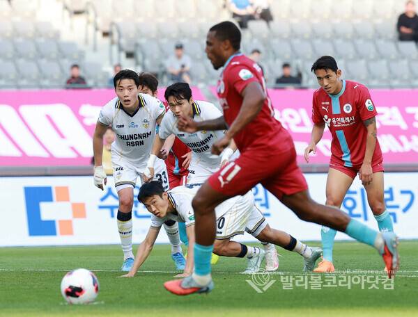 용인FC 가브리엘, PK 바라보는 선수들.(사진=김경수 기자/ 2026.5.24.)