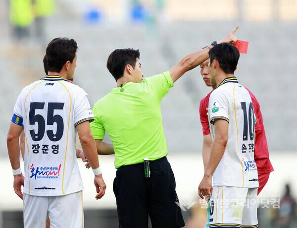 주심이 경기상황을 VAR 판독을 한 후 이미 경고 한 장이 있던 김주성은 두 번째 경고를 받아 퇴장당하는 모습.(사진=김경수 기자/ 2026.5.24.)