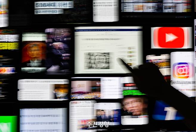 다양한 스마트기기 화면에 신문과 방송, 유튜브, SNS를 통한 뉴스가 유통되고 있다. 뉴스가 넘쳐나는 시대, 건강한 공론장 형성을 위한 고민도 깊어지고 있다. 권도현 기자