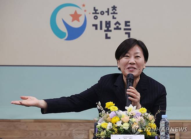 "기본소득 실험 성공하길" (장수=연합뉴스) 나보배 기자 = 전북 장수군민에게 '농어촌 기본소득'이 처음 지급된 26일 장수군청에서 열린 기본소득 1호 수령자 전달식에서 송미령 농림축산식품부 장관이 기본소득에 관해 설명하고 있다. 2026.2.26 warm@yna.co.kr