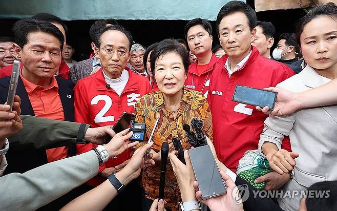 취재진 질문 받는 박근혜 전 대통령 (대구=연합뉴스) 윤관식 기자 = 박근혜 전 대통령이 23일 국민의힘 추경호 대구시장 후보의 지원 유세를 위해 대구 북구 칠성시장을 찾아 시민들과 인사한 뒤 취재진의 질문을 받고 있다. 2026.5.23 psik@yna.co.kr
