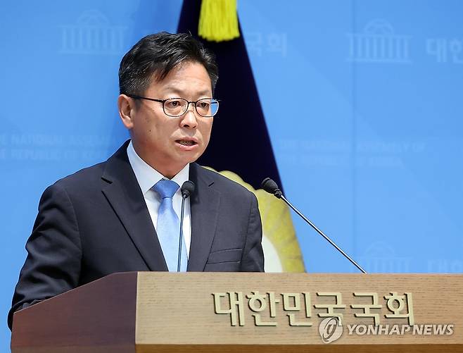 진보당, "울산시장 단일화 여론조사 중단은" (서울=연합뉴스) 배재만 기자 = 진보당 신창현 사무총장이 25일 국회 소통관에서 기자회견을 열고 더불어민주당과 진보당의 울산시장 단일화와 관련, 민주당 김상욱 후보가 후보 단일화를 위한 여론조사를 중단한 것에 대한 입장을 밝히고 있다. 2026.5.25 scoop@yna.co.kr
