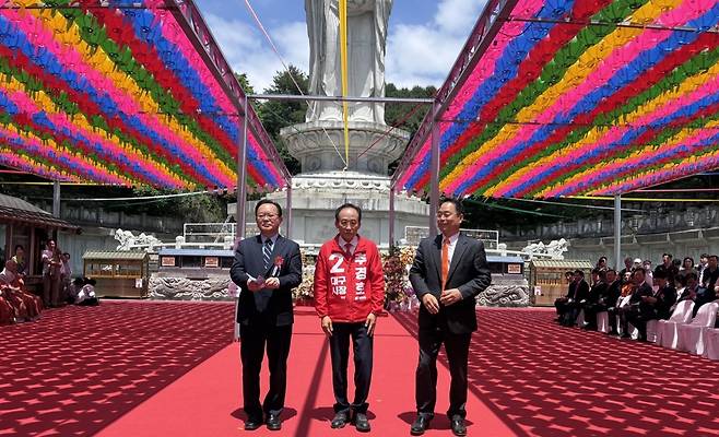 부처님오신날인 지난 24일 대구 동구 동화사 대웅전 앞 마당에서 열린 봉축법요식에 대구시장 후보들이 단상 앞으로 나와 불자들과 시민들에게 인사하고 있다. /황인무기자