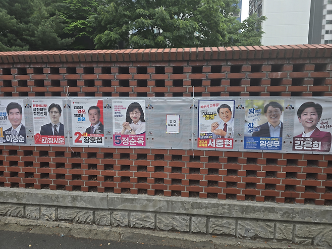 대구 달서구 도원동 한 아파트 벽면에 걸린 6·3지방선거 벽보. 구의원 후보 옆에 교육감 후보의 벽보가 걸려 있다. 김현목 기자