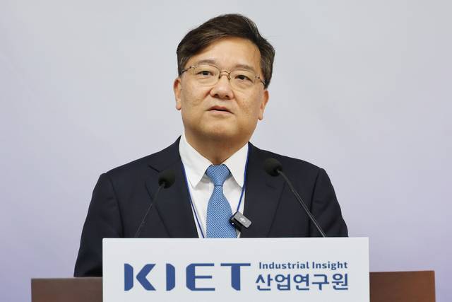 권남훈 산업연구원장이 26일 세종시 정부세종청사 산업통상부 기자실에서 하반기 경제산업전망에 대해 설명하고 있다. 연합뉴스