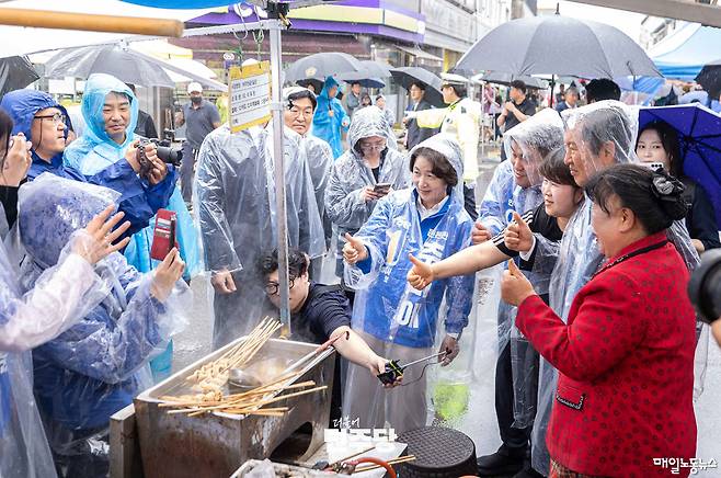 ▲ 지난 20일 경기 여주시에 위치한 여주한글시장에서 더불어민주당 지도부와 추미애 경기도지사 후보가 시장 상인들과 인사를 나누고 있다. <민주당>