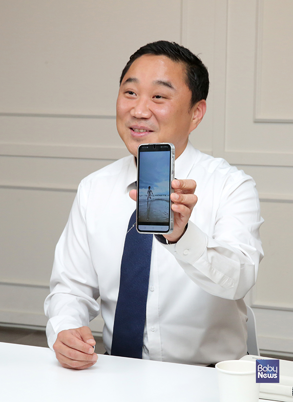 김재영 (주)오티톤메디컬 대표는 베이비뉴스와 진행한 데스크가 만난 사람 인터뷰에서 막내아이가 아파 병원에 갔지만 당시 코로나로 의료체계가 무너지면서 응급실에서 제대로 진료를 받을 수 없는 상황을 겪게 되면서 AI 기반 스마트 체온계 '닥터인홈(Doctor In Home)'을 개발하게 됐다고 전했다. 이효상 기자 ⓒ베이비뉴스