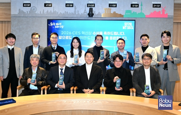 오티톤메디컬은 2022년 창업 이후 2025~2026년 2년 연속 CES(Consumer Electronics Show) 모바일 & 앱 부문 혁신상을 수상했다. 김재영 오티톤메디컬 대표는 앞줄 좌측에서 두 번째. ⓒ오티톤메디컬