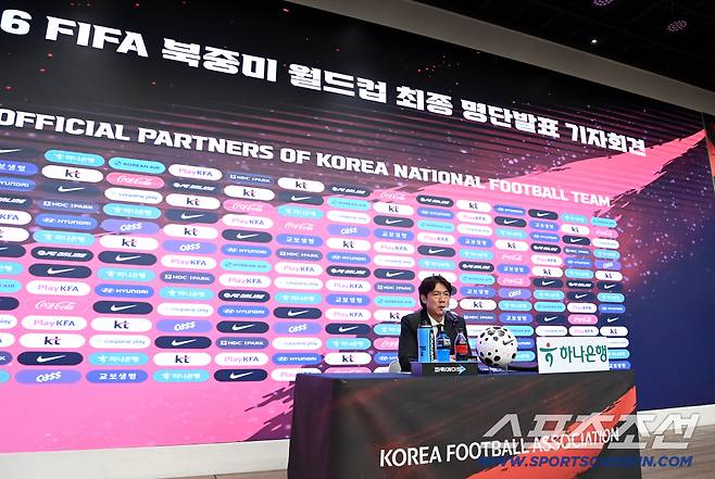 2026 북중미 월드컵 최종 명단발표 기자회견이 16일 서울 광화문 KT 웨스트빌딩 온마당에서 열렸다. 홍명보 감독이 질문에 답하고 있다. 광화문=허상욱 기자wook@sportschosun.com/2026.05.16/