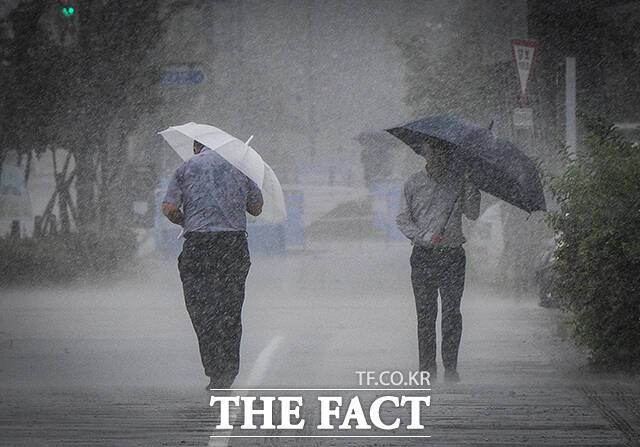 화요일인 26일은 전국이 흐리고 비가 내리겠다. 특히 남부지방과 제주도를 중심으로 강하고 많은 비가 내리는 곳이 있겠다. /더팩트 DB