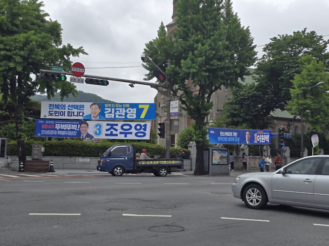 전북 전주시 완산구 전동성당 앞에서는 6·3지방선거 현수막들이 걸려 있다. 사진=나주석 기자
