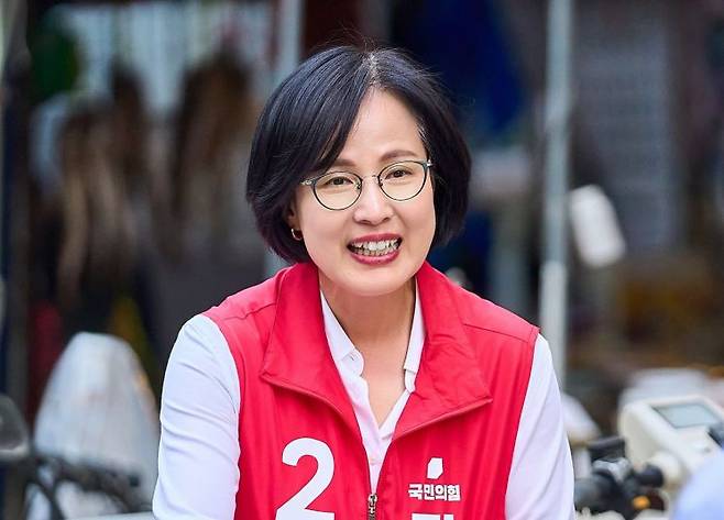 이수희 강동구청장 후보는 아시아경제와의 인터뷰에서 재선 구청장의 정책 연속성과 역할을 강조했다. 선거사무소 제공.