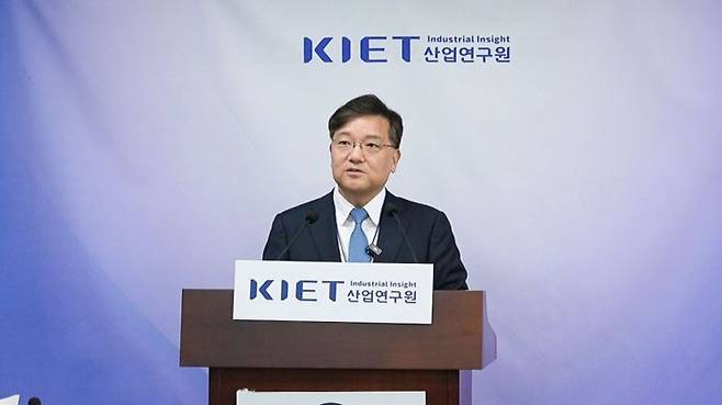26일 권남훈 산업연구원장이 정부세종청사에서 '2026년 하반기 경제·산업 전망'을 발표하고 있다. 산업연