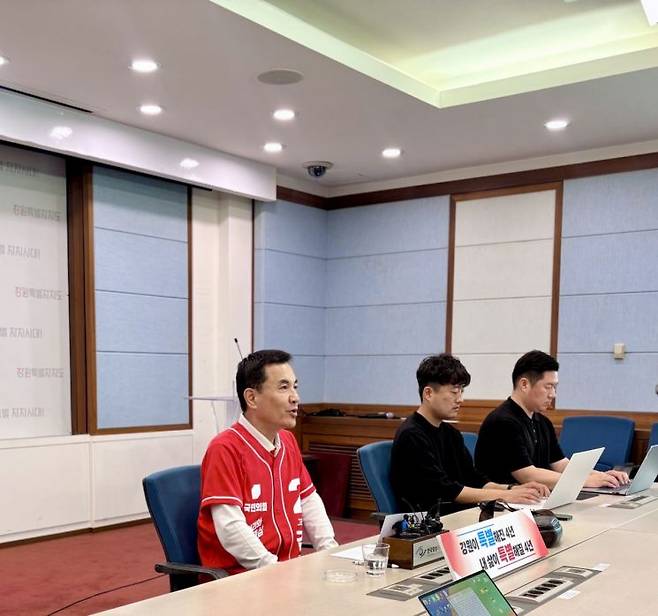 김진태 후보가 26일 강원도청 브리핑룸에서 열린 정례 기자간담회를 열고 있다. 김진태 후보 제공
