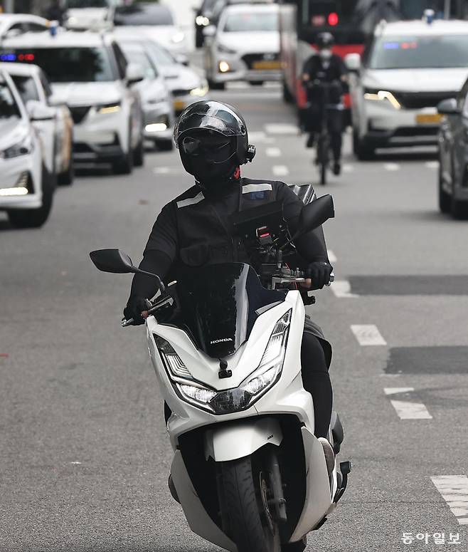 서울 강남구의 한 도로를 달리고 있는 배달라이더. 올해 최저임금위원회에선 배달라이더 등 도급제 근로자의 최저임금 적용 여부가 논의된다. 동아일보DB